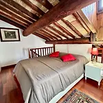Guesthost - Elegant In Center Of Apartment Padova
