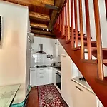 Guesthost - Elegant In Center Of Apartment Padova