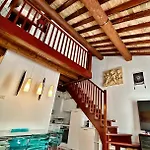 Guesthost - Elegant In Center Of Apartment