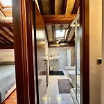 Guesthost - Elegant In Center Of Apartment